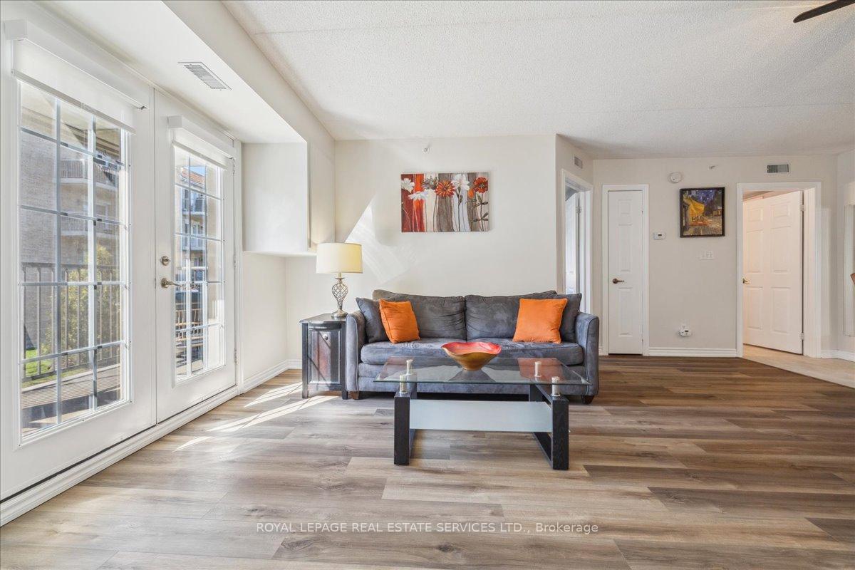2 Bedrooms Condo at 1441 Walkers, Burlington For sale
