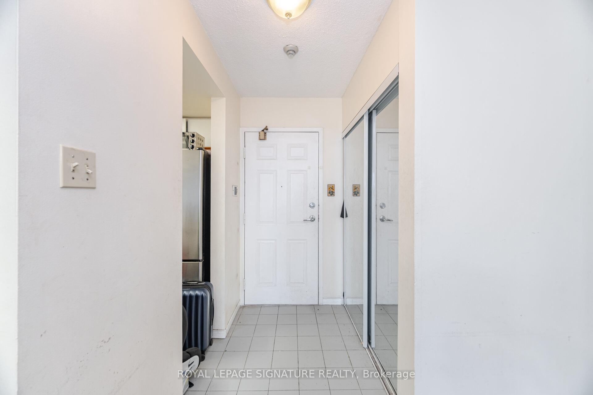 3 Bedrooms Condo at 250 Webb, Mississauga For sale