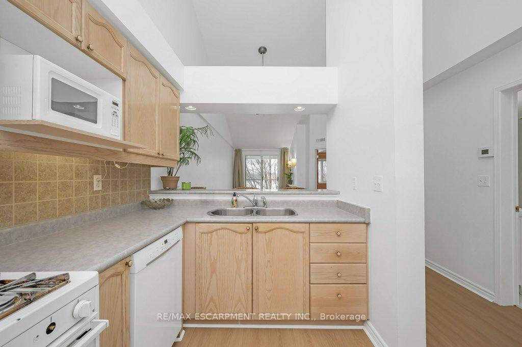 3 Bedrooms Condo at 101 Bristol, Mississauga For sale