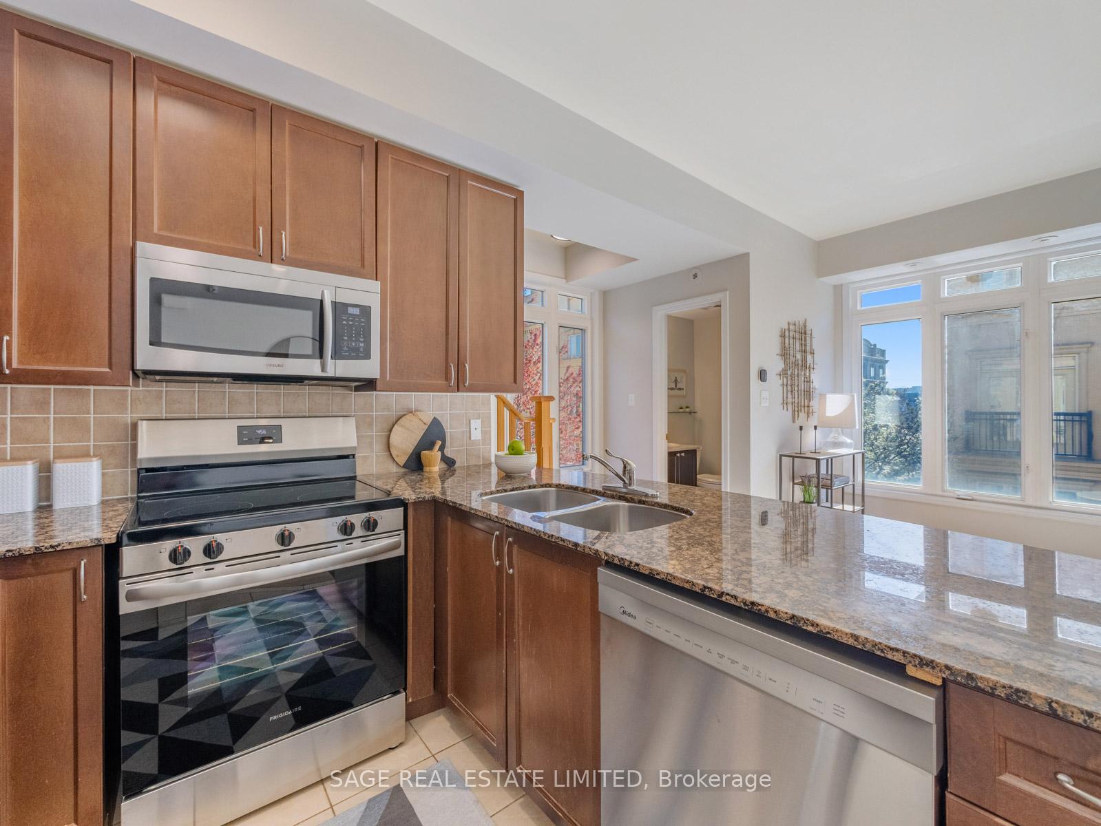2 Bedrooms Condo at 78 Carr, Toronto For sale