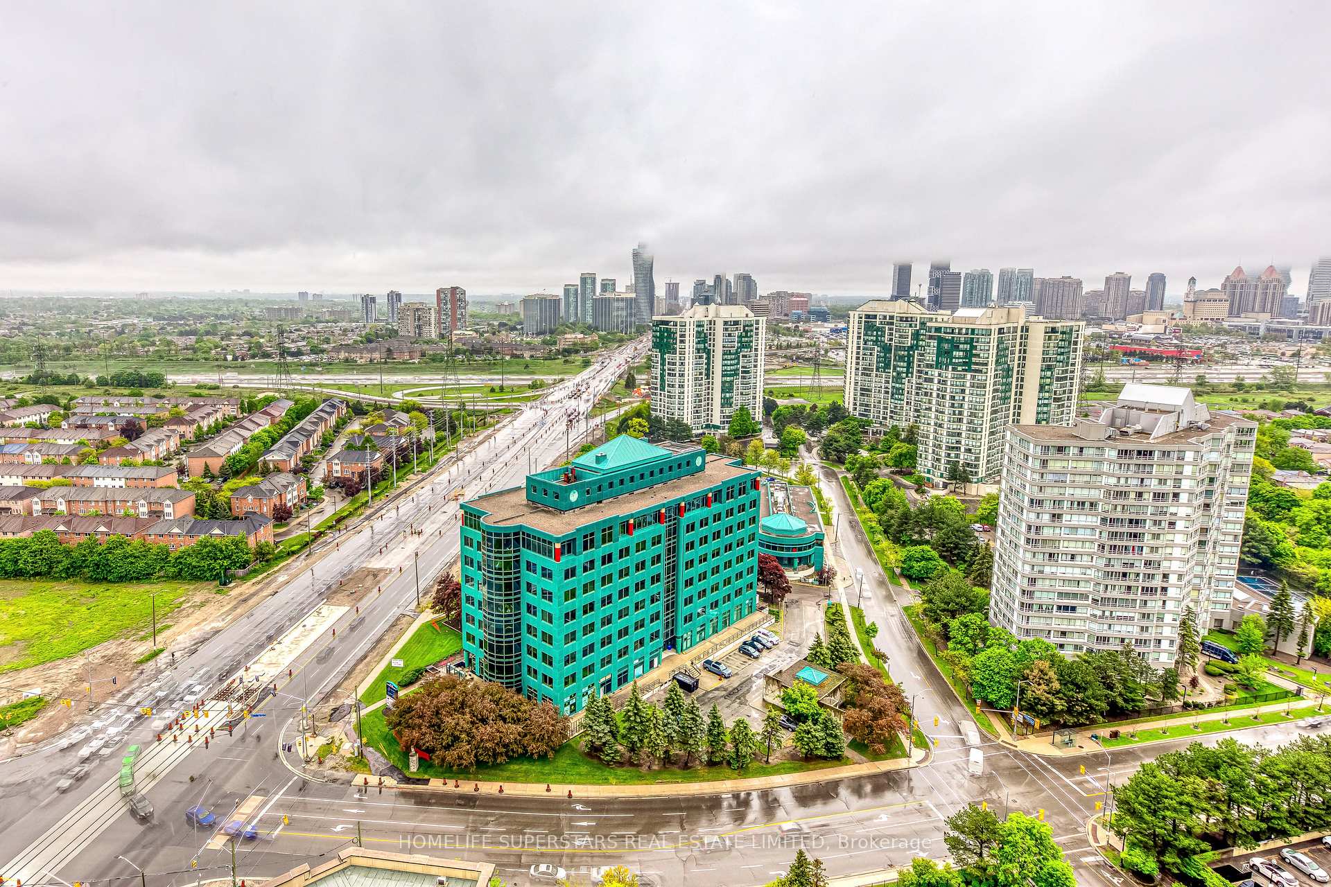 3 Bedrooms Condo at 25 Kingsbridge Garden, Mississauga For sale