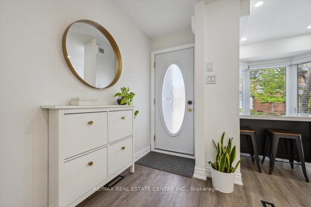 3 Bedrooms Condo at 5940 Glen Erin, Mississauga For sale
