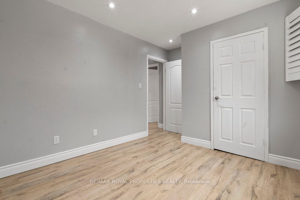 https://trreb-image.ampre.ca/HJyY1ZJJItnQxCoGewAOZgUHyVJ5HD3vOIE7wycmGpE/rs:fit:960:960/wm:.5:so:0:50:.4/wmsh:10/wmt:PHNwYW4gZm9yZWdyb3VuZD0nd2hpdGUnIGZvbnQ9JzY4Jz5SRS9NQVggUk9ZQUwgUFJPUEVSVElFUyBSRUFMVFksIEJyb2tlcmFnZTwvc3Bhbj4/L3RycmViL2xpc3RpbmdzLzQwLzgyLzQ2Lzg1L3AvZTE1NzMxNzAtMmY4ZC00ODU4LWI2Y2QtMjJjNmMzMDYwMjA0LkpQRw.jpg