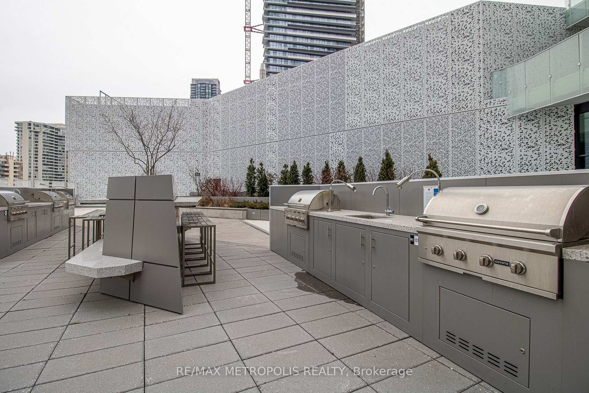 2 Bedrooms Condo at 3900 Confederation, Mississauga For sale