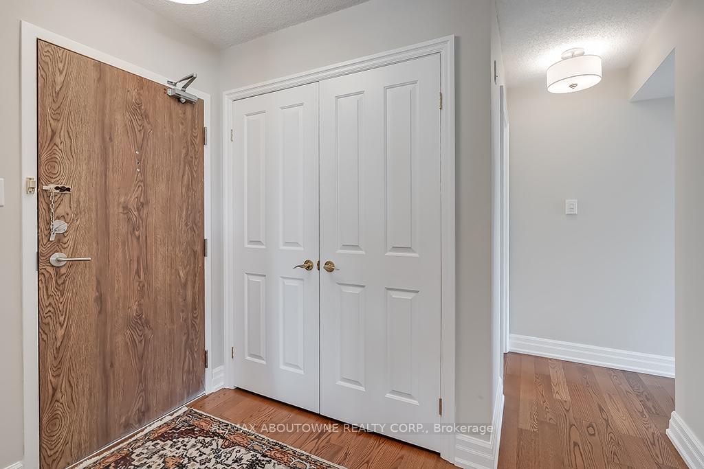2 Bedrooms Condo at 1230 Marlborough,  Oakville For sale
