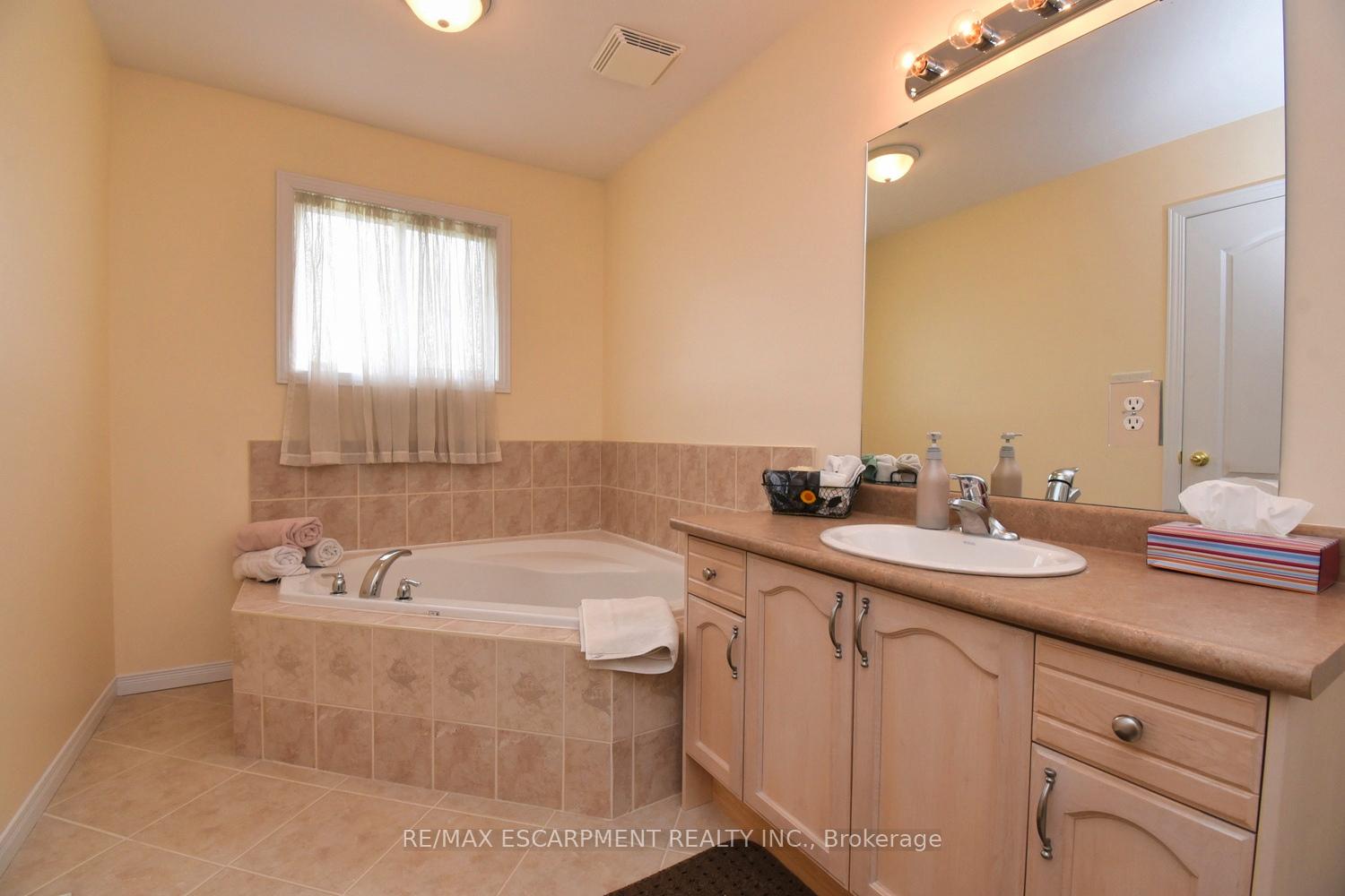 3 Bedrooms Condo at 7 Southside, Hamilton For sale