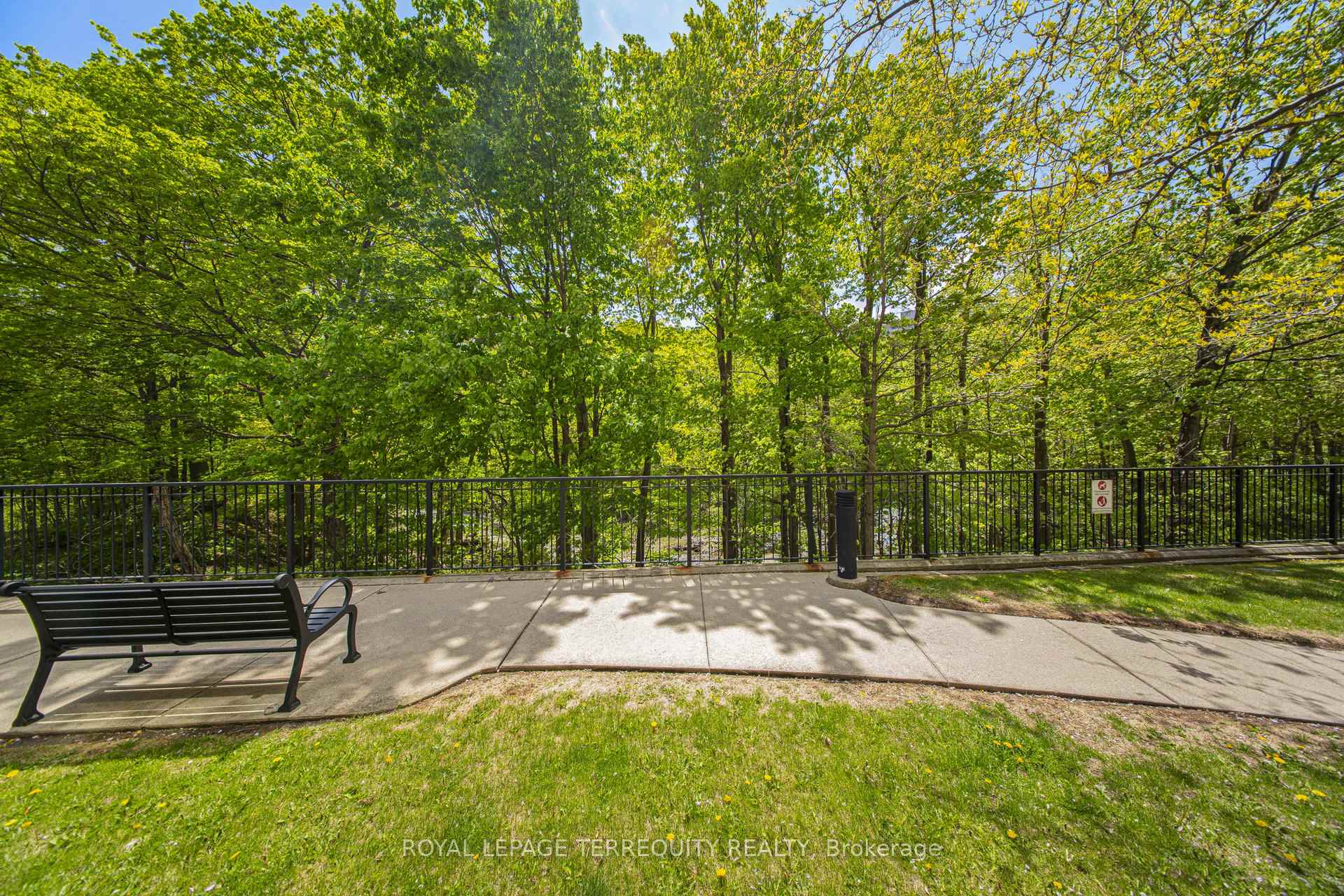 2 Bedrooms Condo at 200 Burnhamthorpe, Mississauga For sale