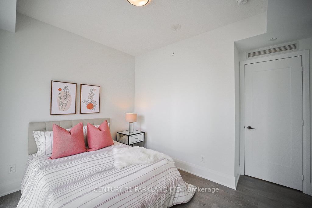 2 Bedrooms Condo at 101 Erskine, Toronto For sale