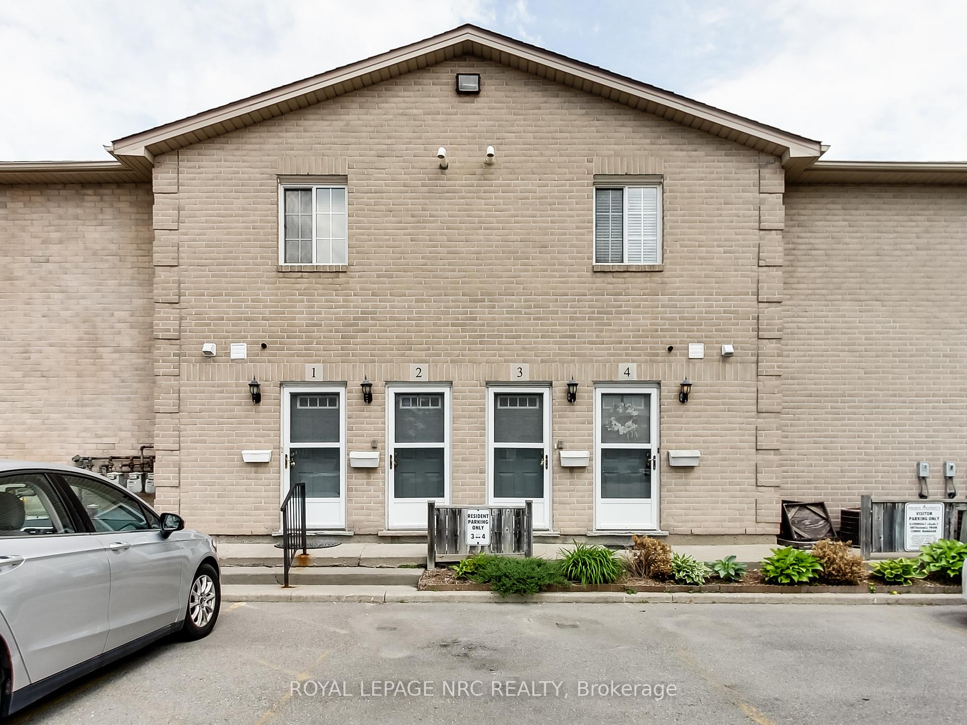 897 Stone Church Road E 4 Hamilton, Ontario Whether you're downsizing or purchasing your first home, this spacious 2-bedroom, 2-bathroom ground-level unit offers the perfect blend of comfort and convenience on the Hamilton Mountain. Step inside to an open-concept living and dining area filled with natural light. The large primary bedroom features a walk-in closet and private 3-piece ensuite. You'll also find the convenience of in-suite laundry, ample storage, and a galley-style kitchen with plenty of counter space and direct access to your private patio,perfect for BBQs and relaxing outdoors. Just a few steps up from your front-door driveway parking spot, this unit makes for easy living. These ground-level units rarely come up for sale! Located minutes from the Linc, Red Hill, Highway 403, Limeridge Mall, and public transit. Low condo fees of only $395.54/month include Bell Fibe Internet and basic cable TV. Don't miss this opportunity, affordable, low-maintenance living in a fantastic location!