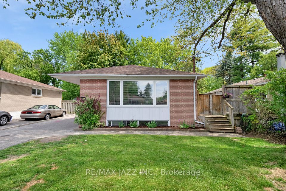 1003 Centre Street, Whitby, ON L1N 4V4