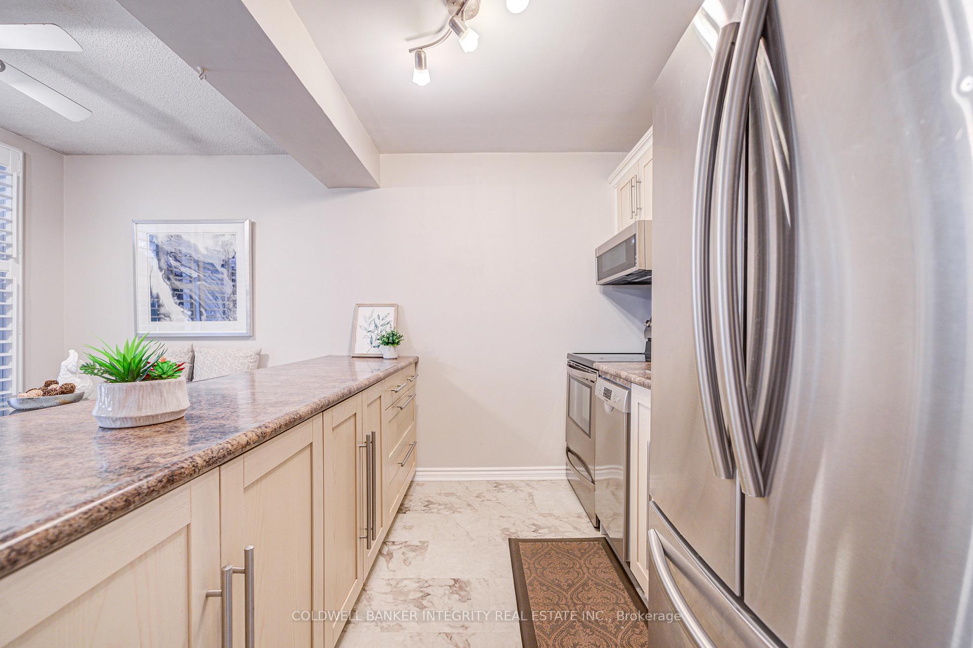 3 Bedrooms Condo at 1036 Falgarwood, Oakville For sale