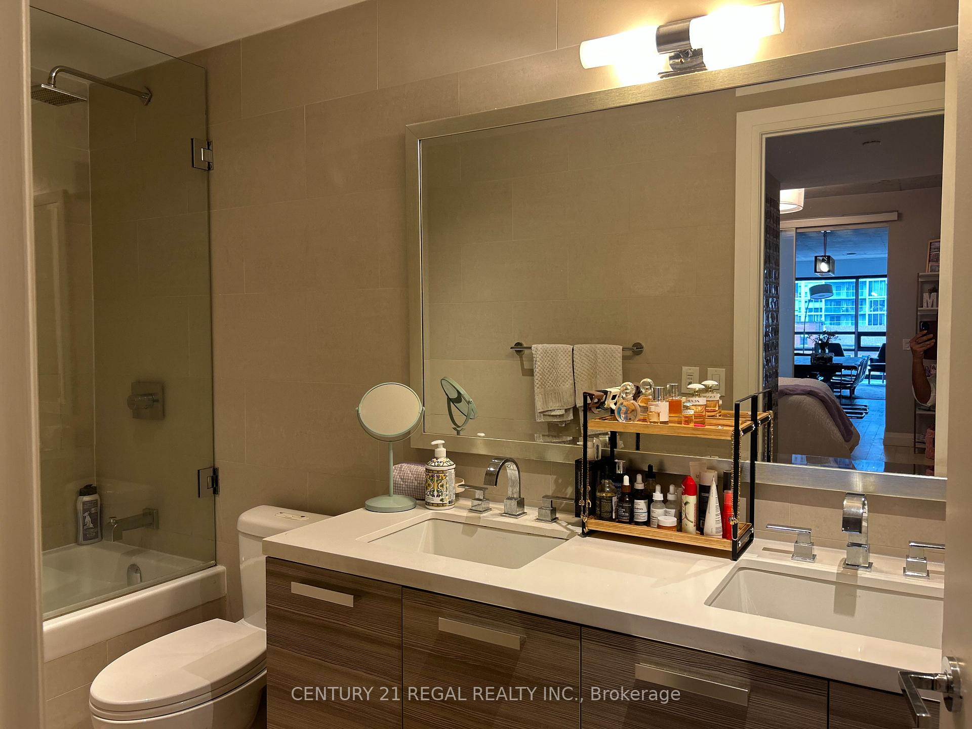 3 Bedrooms Condo at 224 King Street West,  Toronto For sale