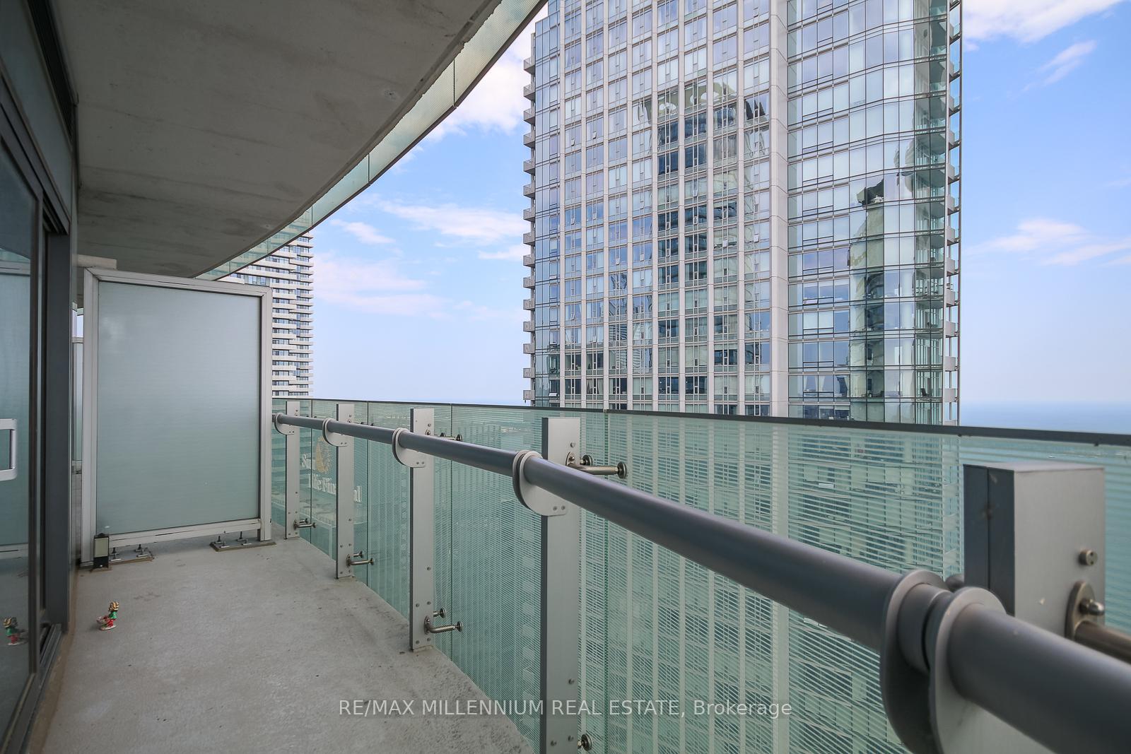 3 Bedrooms Condo at 12 York,  Toronto For sale