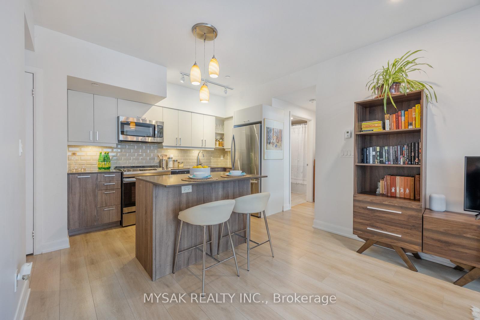 2 Bedrooms Condo at 385 Osler, Toronto For sale