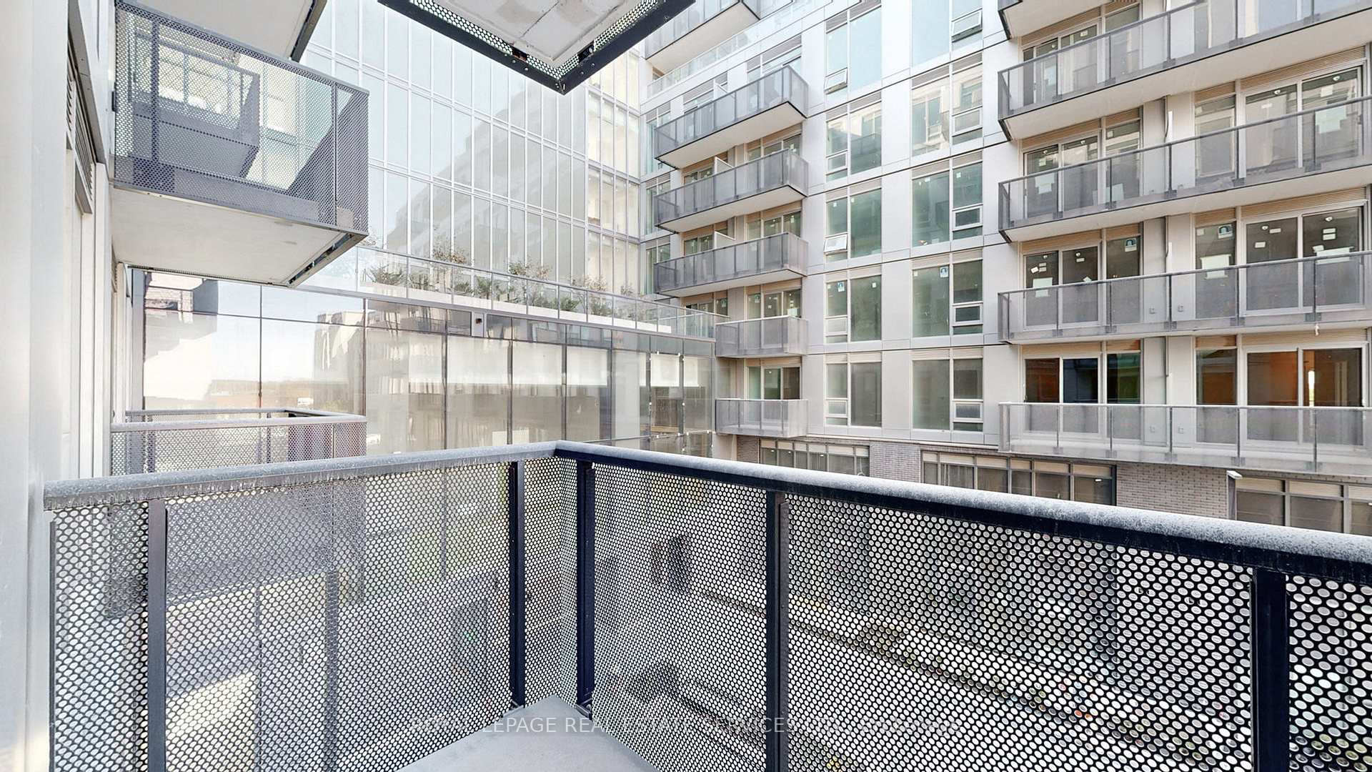 2 Bedrooms Condo at 2450 Old Bronte, Oakville For sale