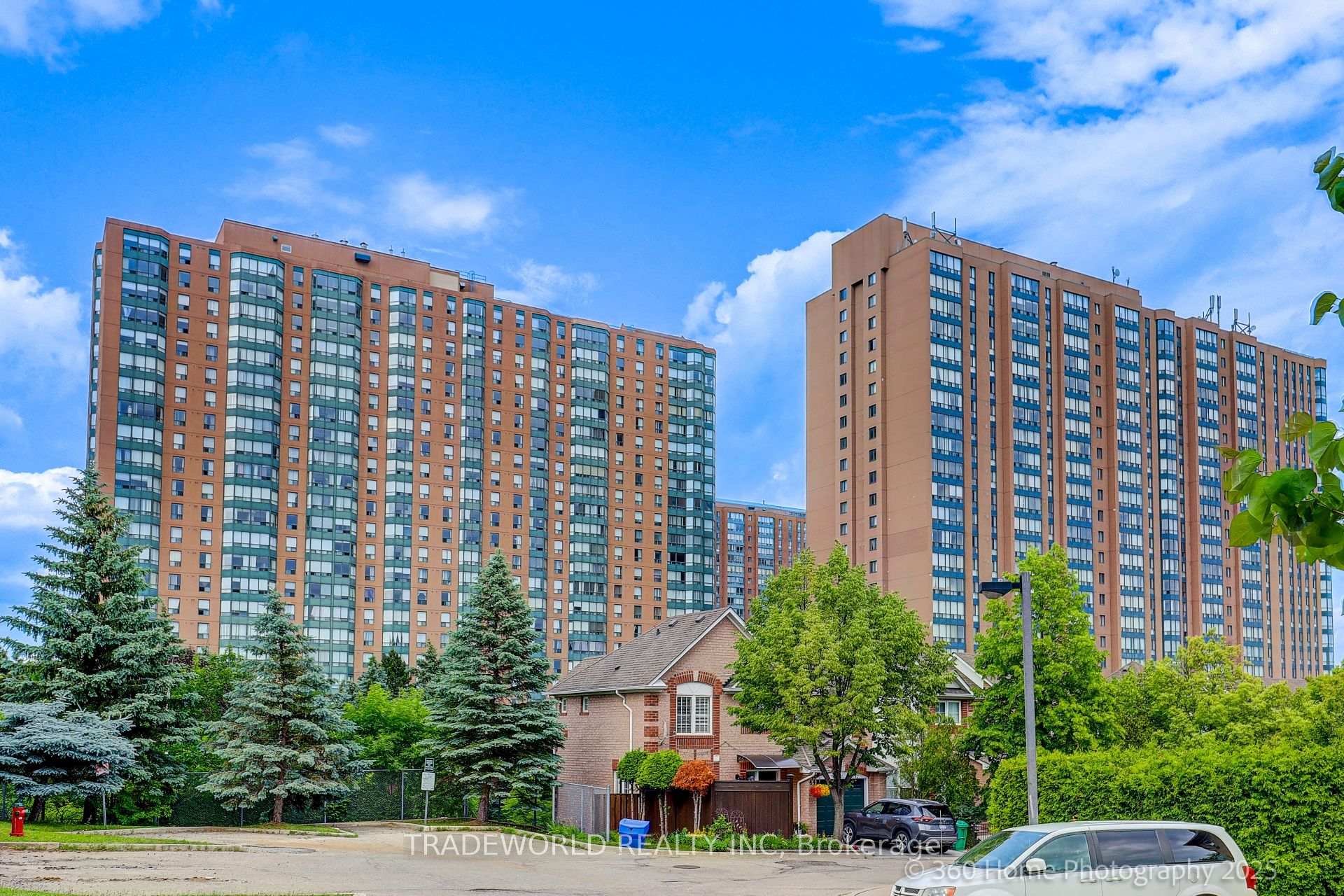 3 Bedrooms Condo at 155 Hillcrest, Mississauga For sale