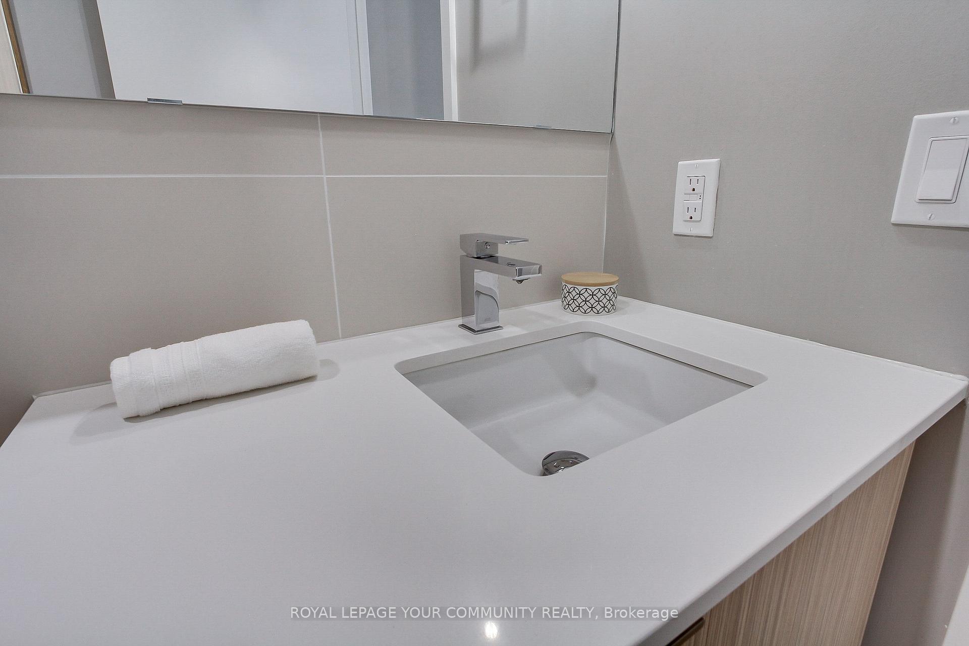 2 Bedrooms Condo at 10 Deerlick, Toronto For sale