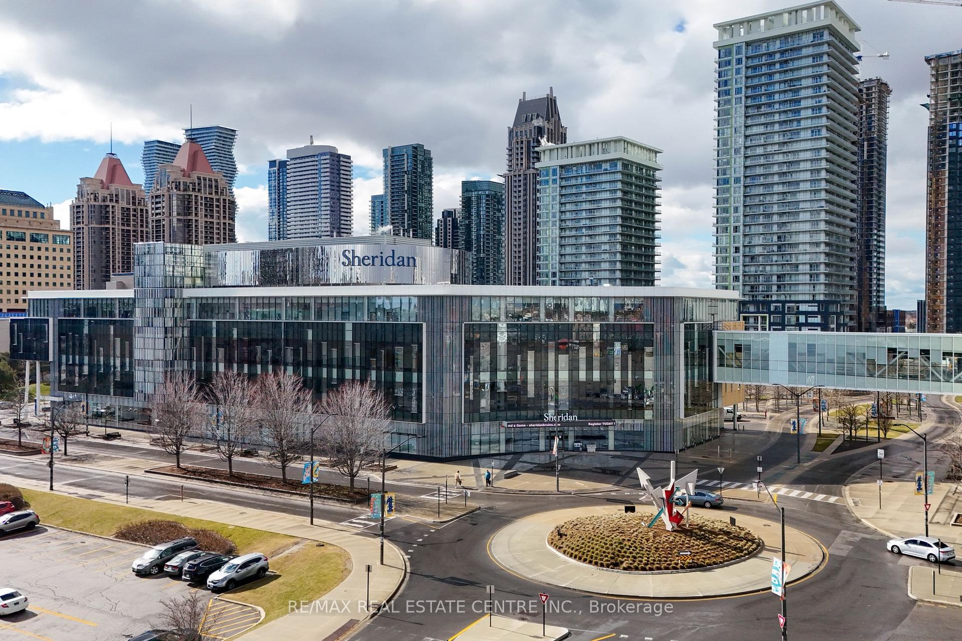 3 Bedrooms Condo at 2345 Confederation, Mississauga For sale