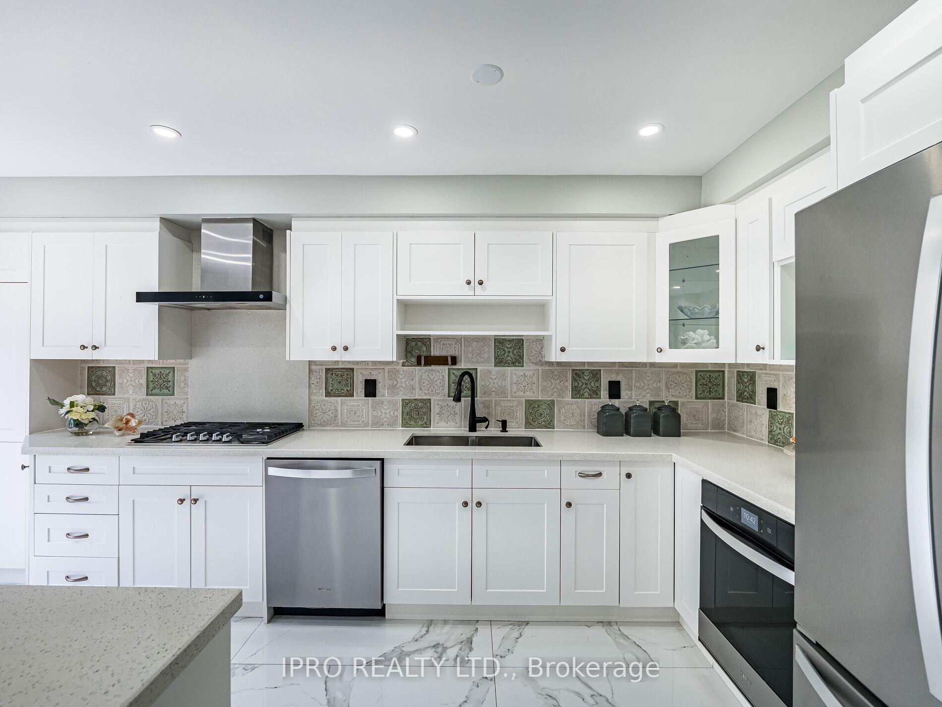 4 Bedrooms Condo at 833 Scollard, Mississauga For sale