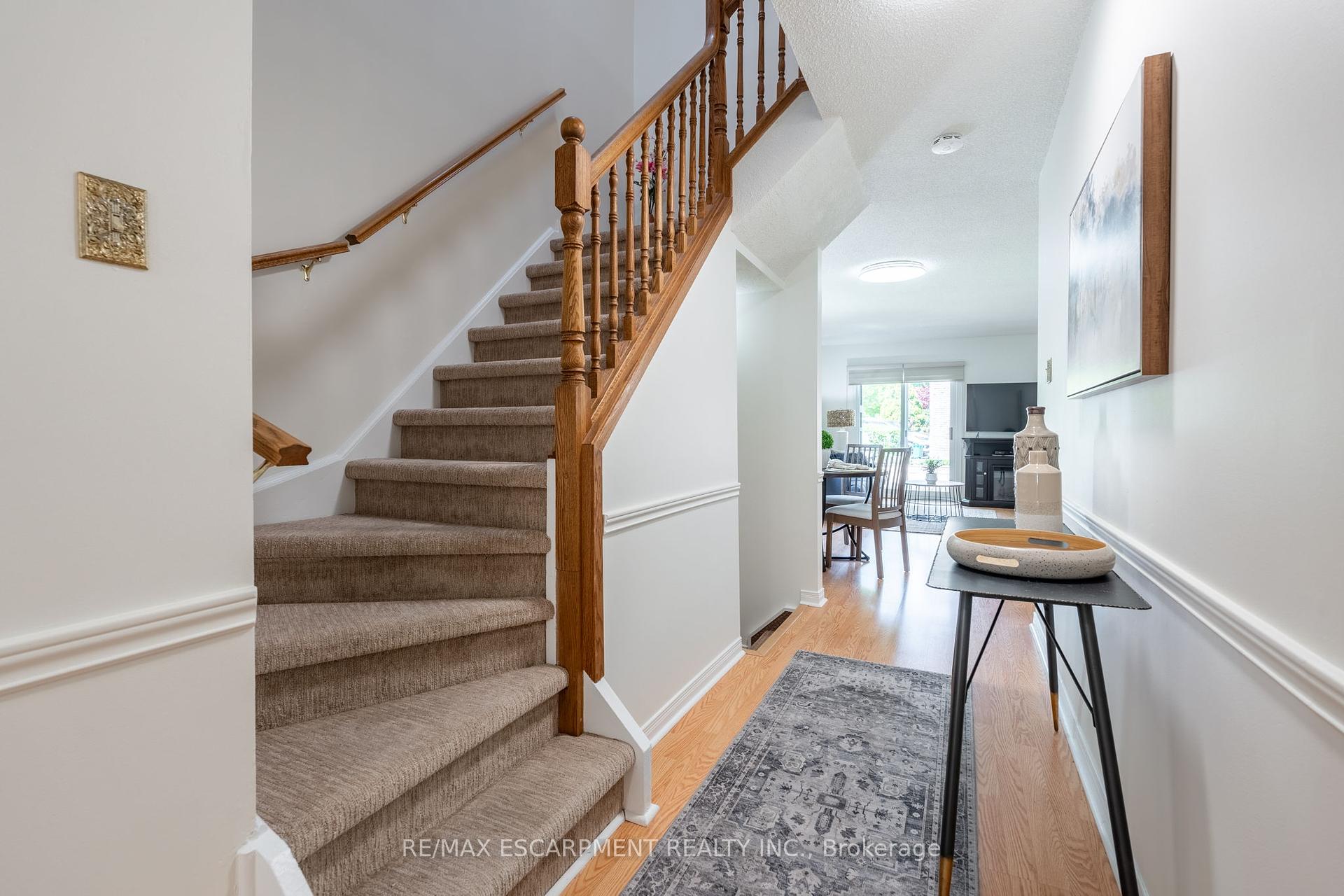3 Bedrooms Condo at 2301 Cavendish, Burlington For sale