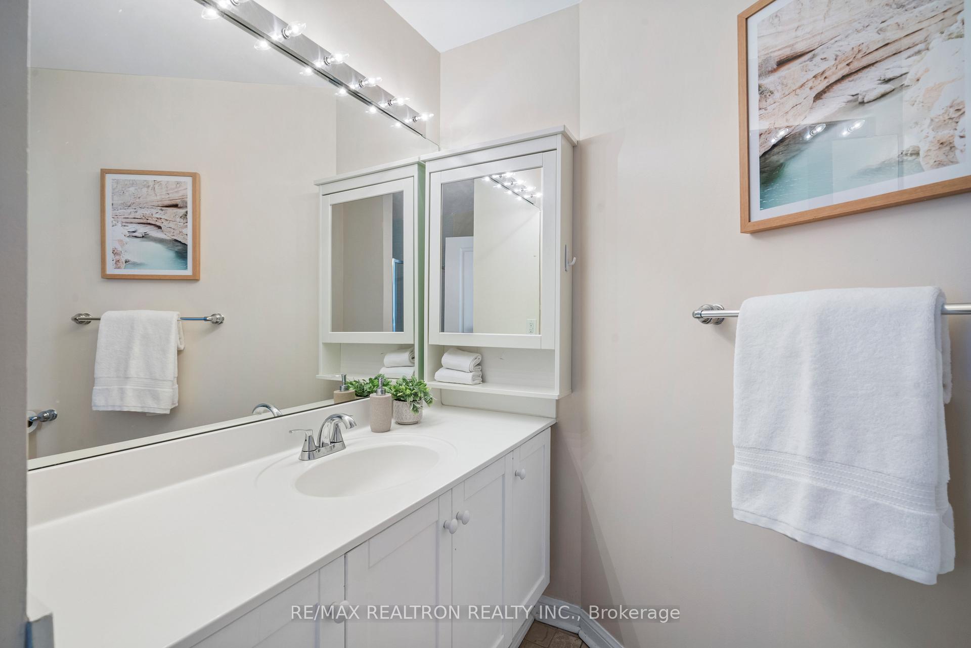 2 Bedrooms Condo at 15 Windermere, Toronto For sale