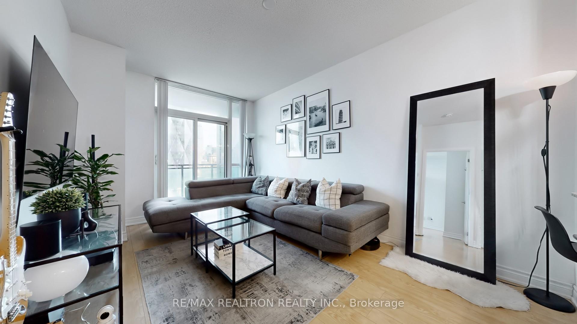 1 Bedroom Condo at 18 Harbour, Toronto For sale