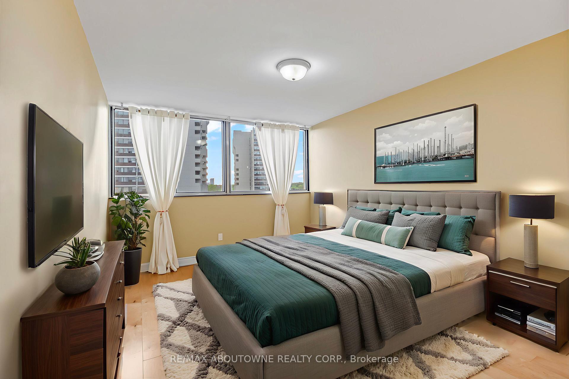 3 Bedrooms Condo at 1300 Marlborough, Oakville For sale