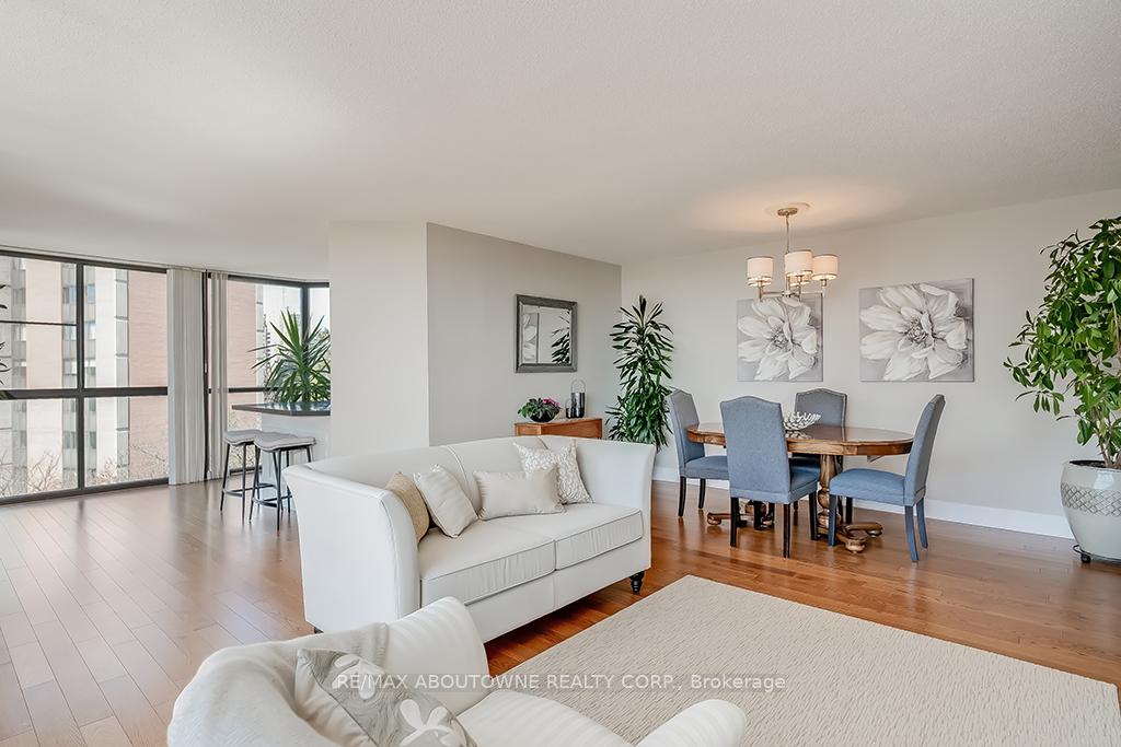 2 Bedrooms Condo at 1230 Marlborough,  Oakville For sale