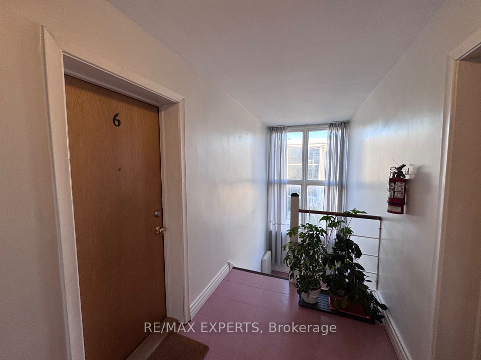 12 Sand Beach Road W 6
