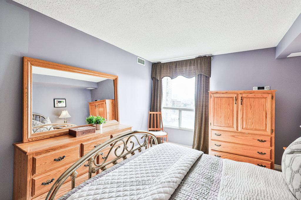 3 Bedrooms Condo at 7 Concorde,  Toronto For sale