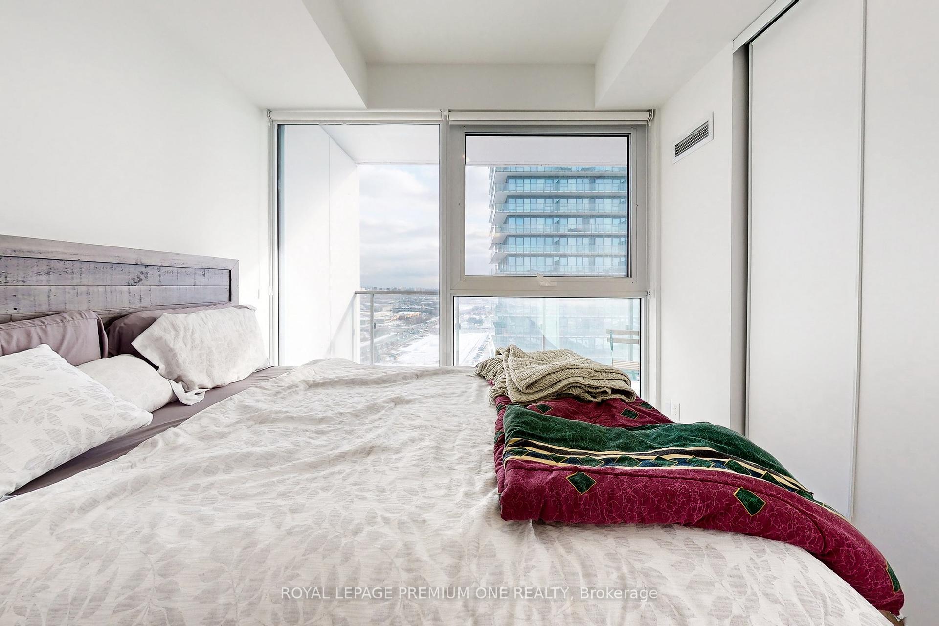 2 Bedrooms Condo at 1000 Portage,  Vaughan For sale