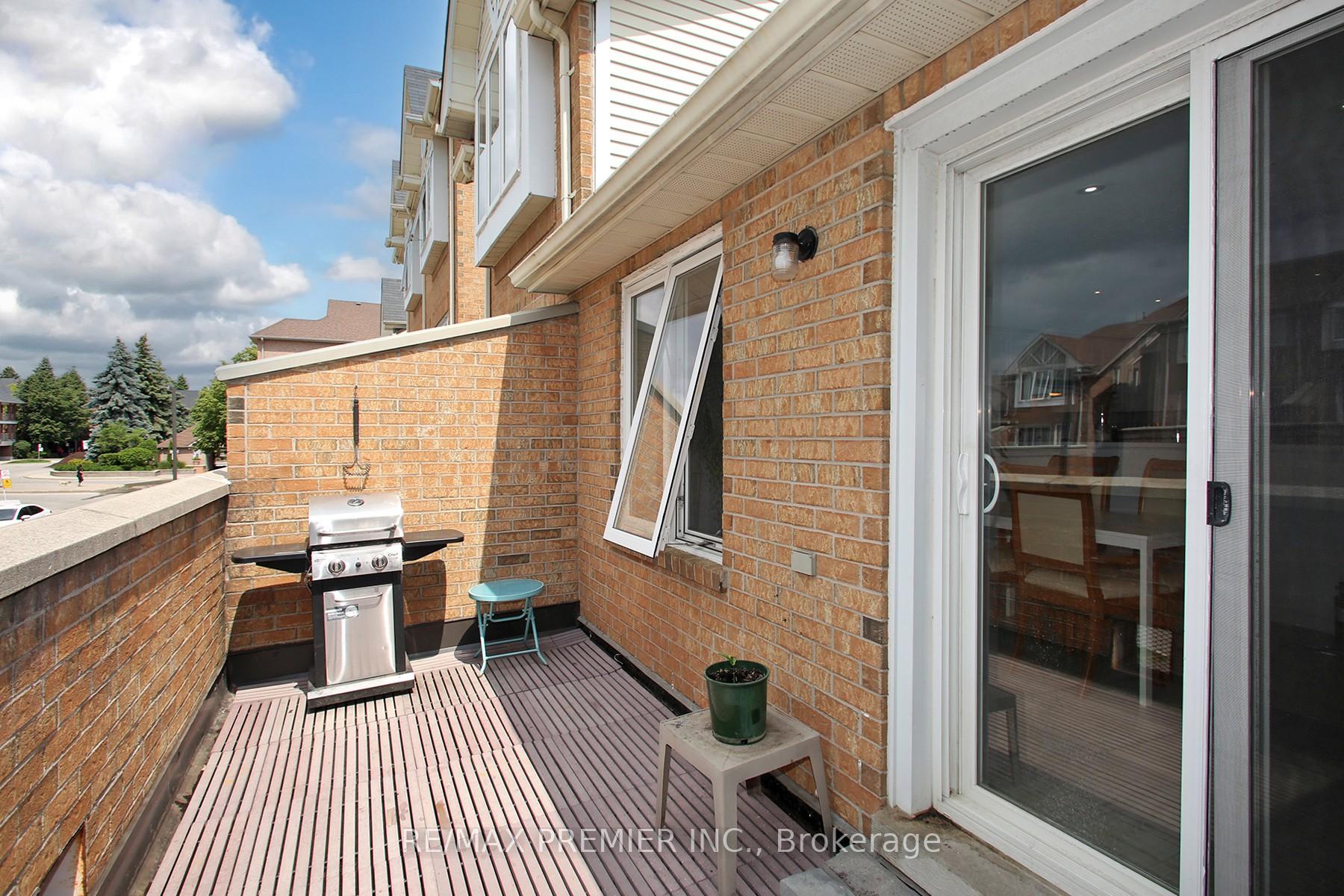 3 Bedrooms Condo at 45 Bristol, Mississauga For sale