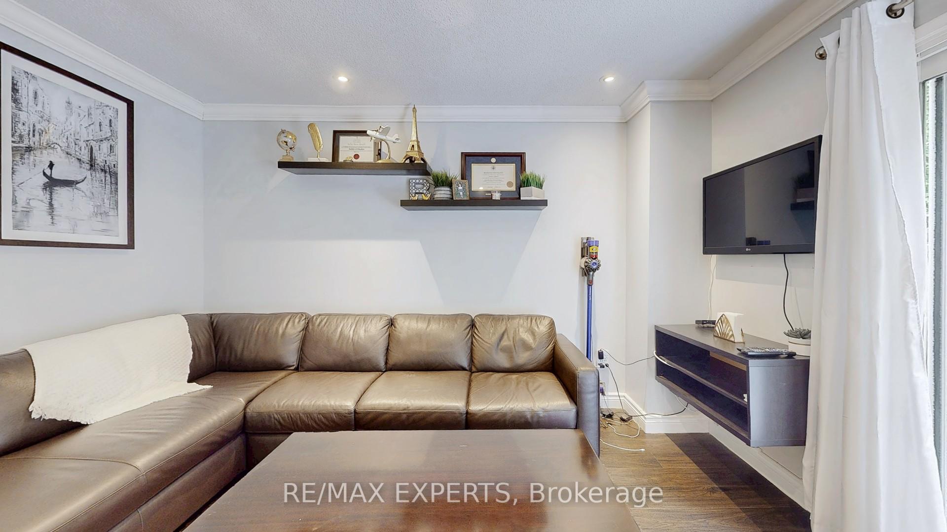 3 Bedrooms Condo at 43 Tamarack, Toronto For sale