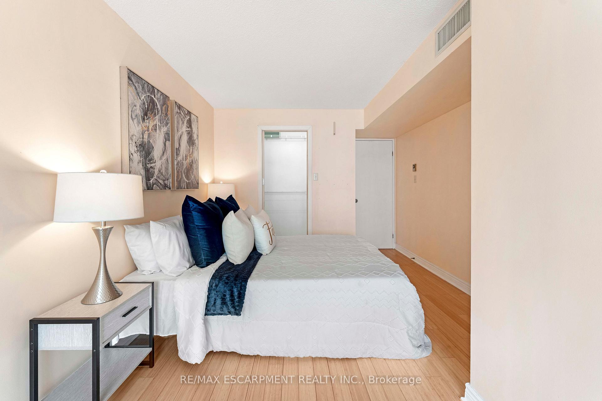 3 Bedrooms Condo at 65 Scadding, Toronto For sale