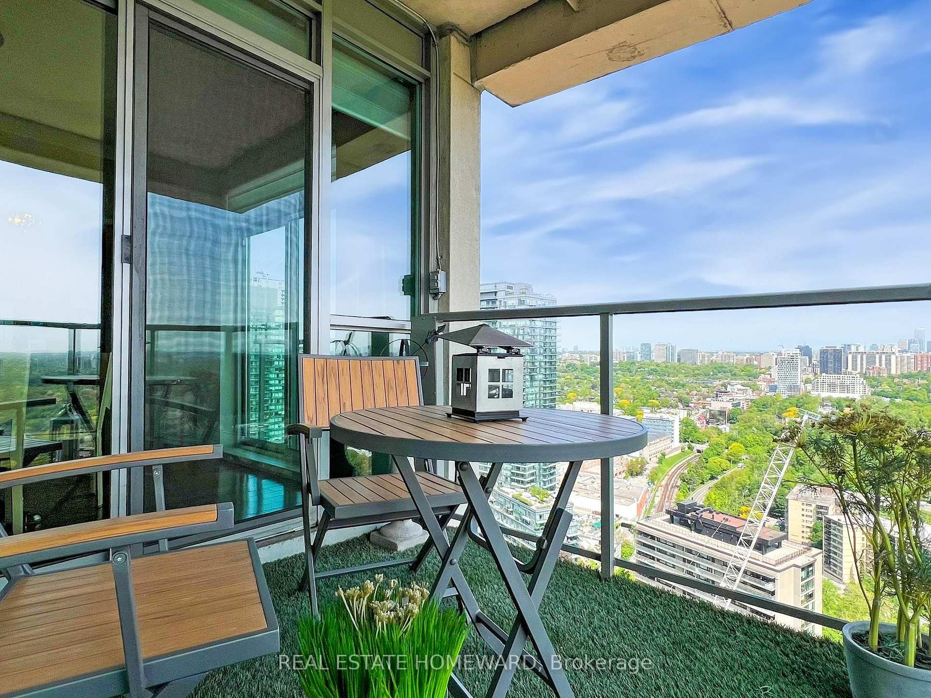 2 Bedrooms Condo at 8 Park, Toronto For sale