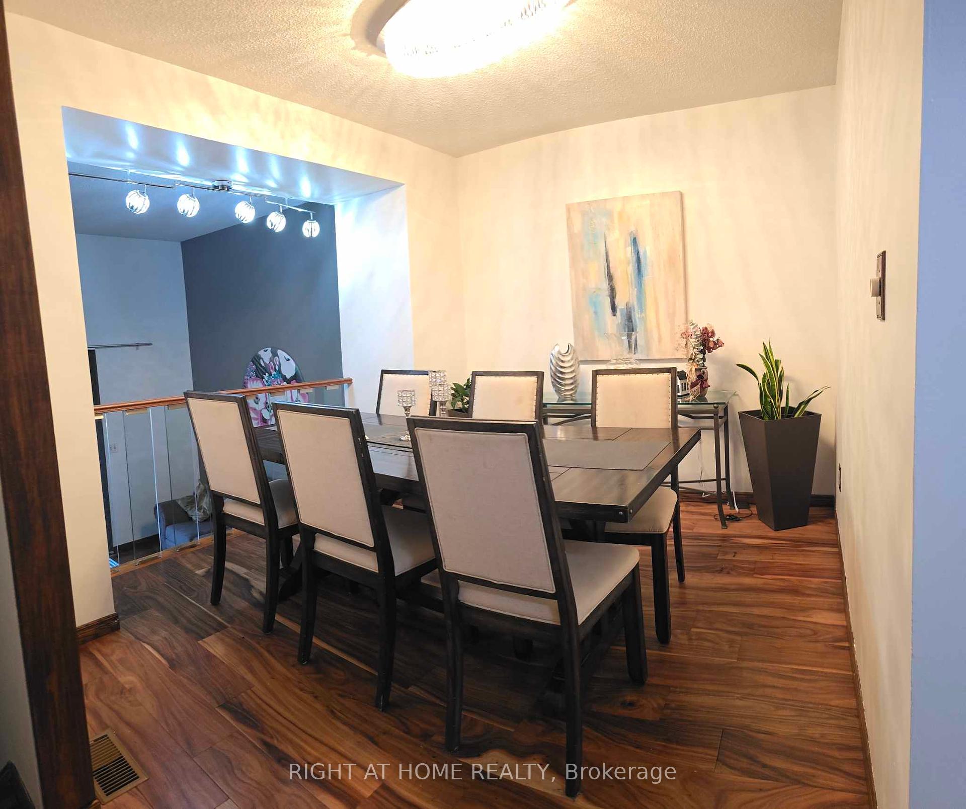 3 Bedrooms Condo at 11 Harrisford, Hamilton For sale