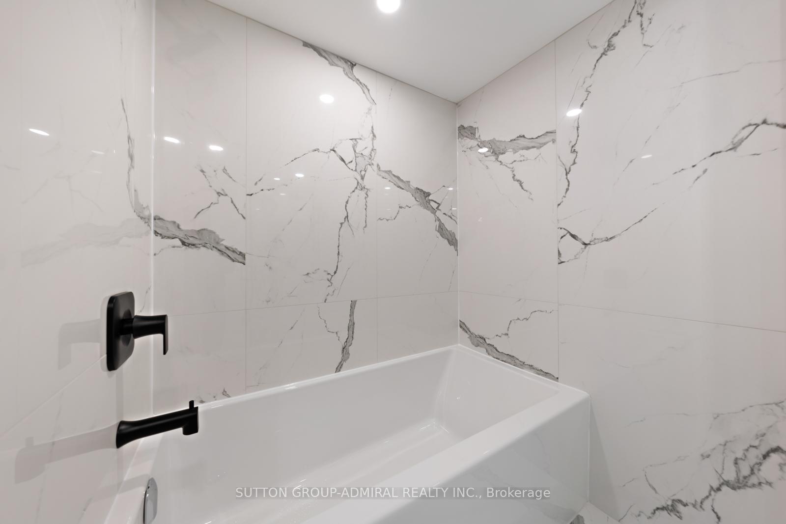 2 Bedrooms Condo at 7 Townsgate, Vaughan For sale
