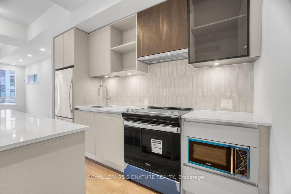 2 Bedrooms Condo at 3025 Trailside, Oakville For sale
