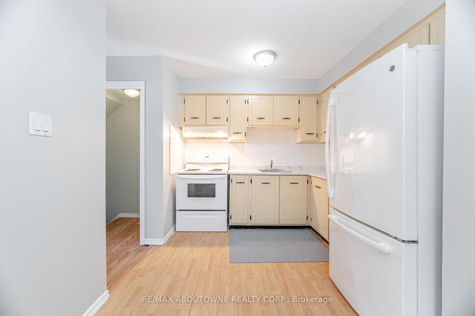 3 Bedrooms Condo at 961 Francis,  Burlington For sale