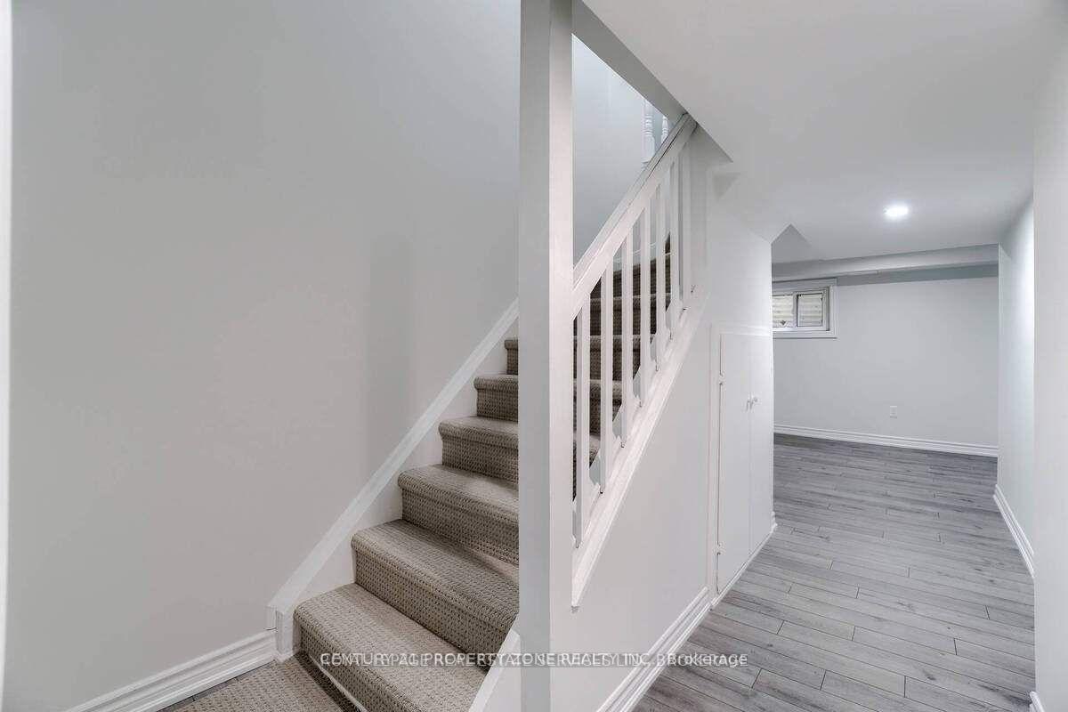 4 Bedrooms Condo at 3175 Kirwin, Mississauga For sale