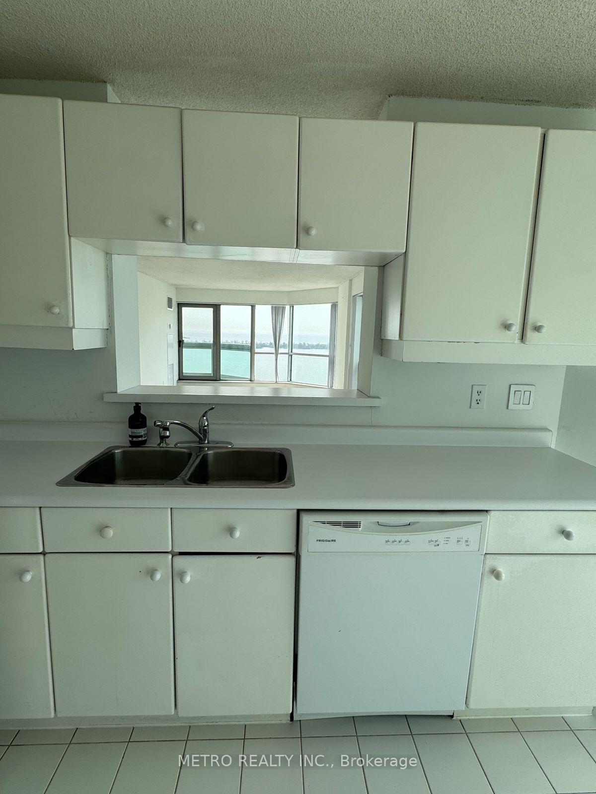 2 Bedrooms Condo at 10 Yonge, Toronto For sale