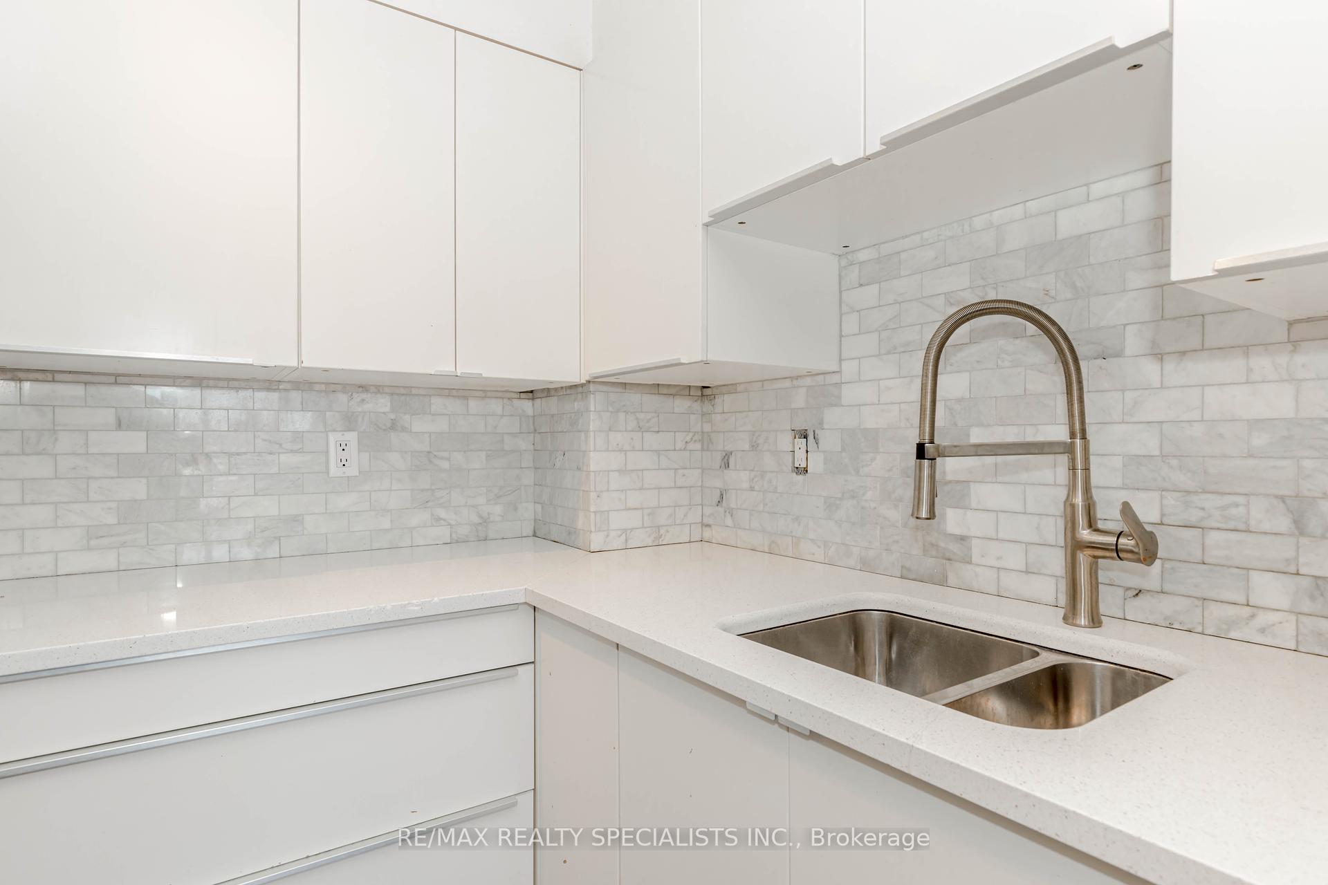 2 Bedrooms Condo at 32 Tannery, Mississauga For sale