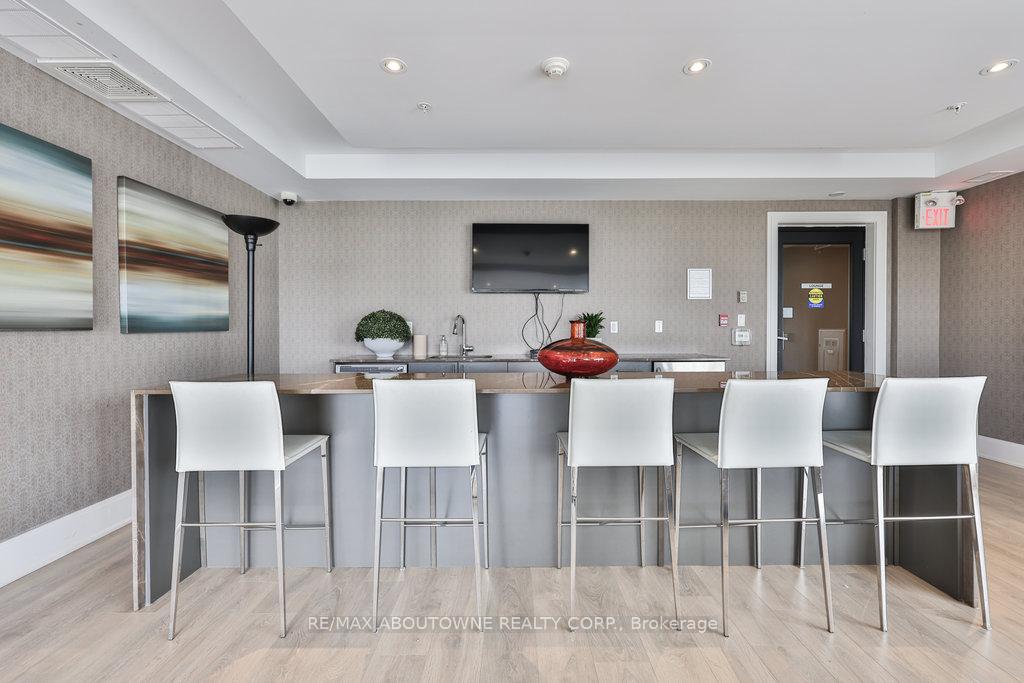 2 Bedrooms Condo at 128 Garden, Oakville For sale