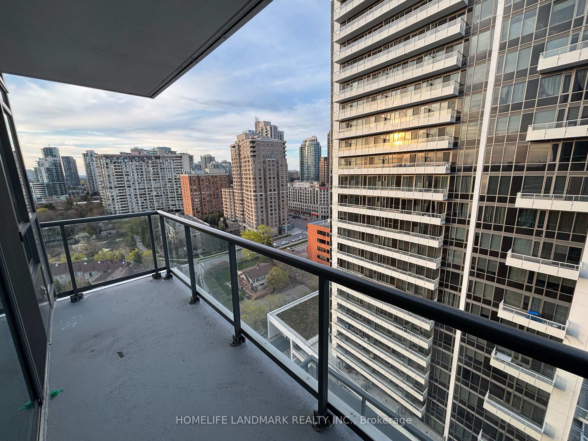 2 Bedrooms Condo at 68 Canterbury,  Toronto For sale