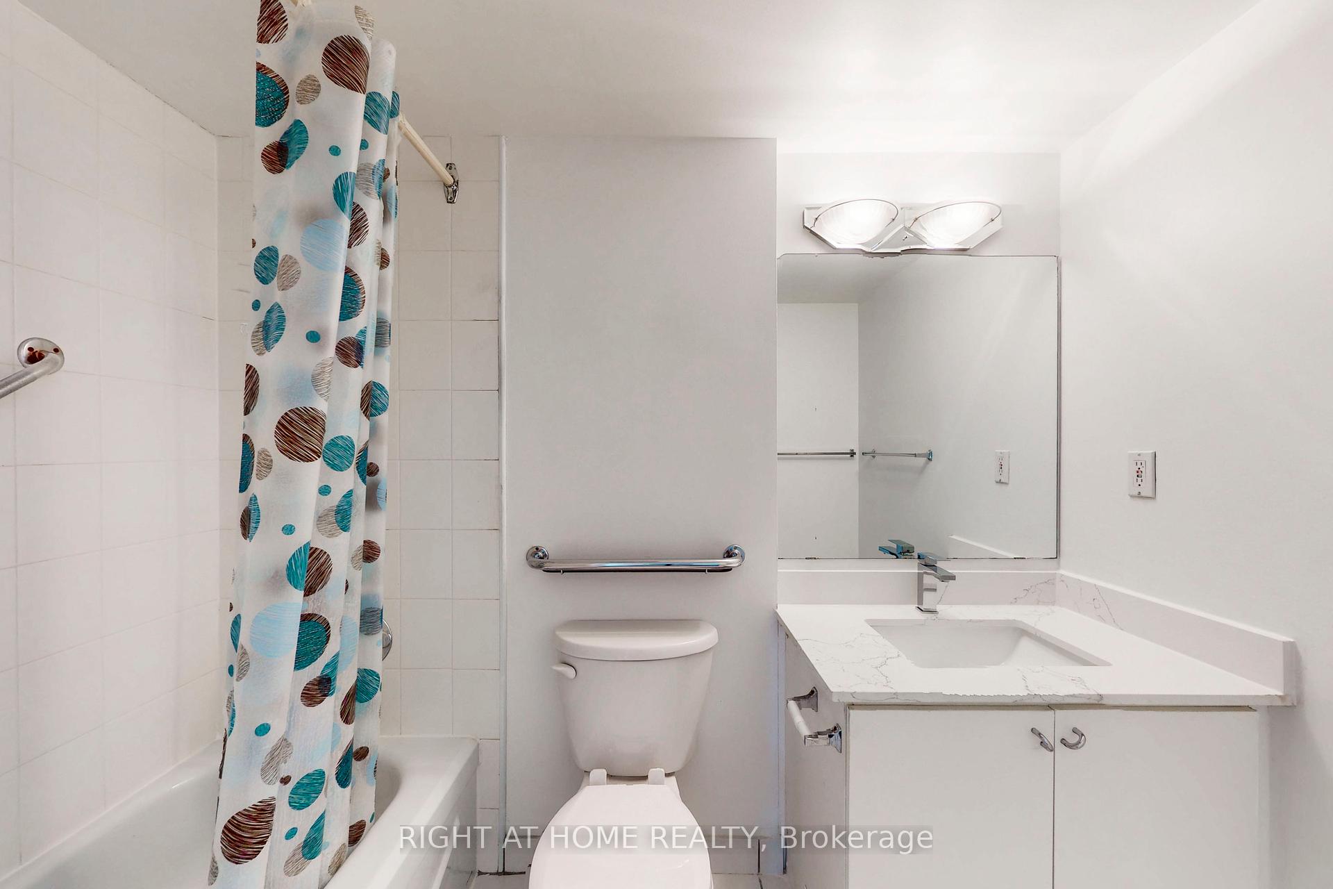 3 Bedrooms Condo at 4 Park Vista, Toronto For sale