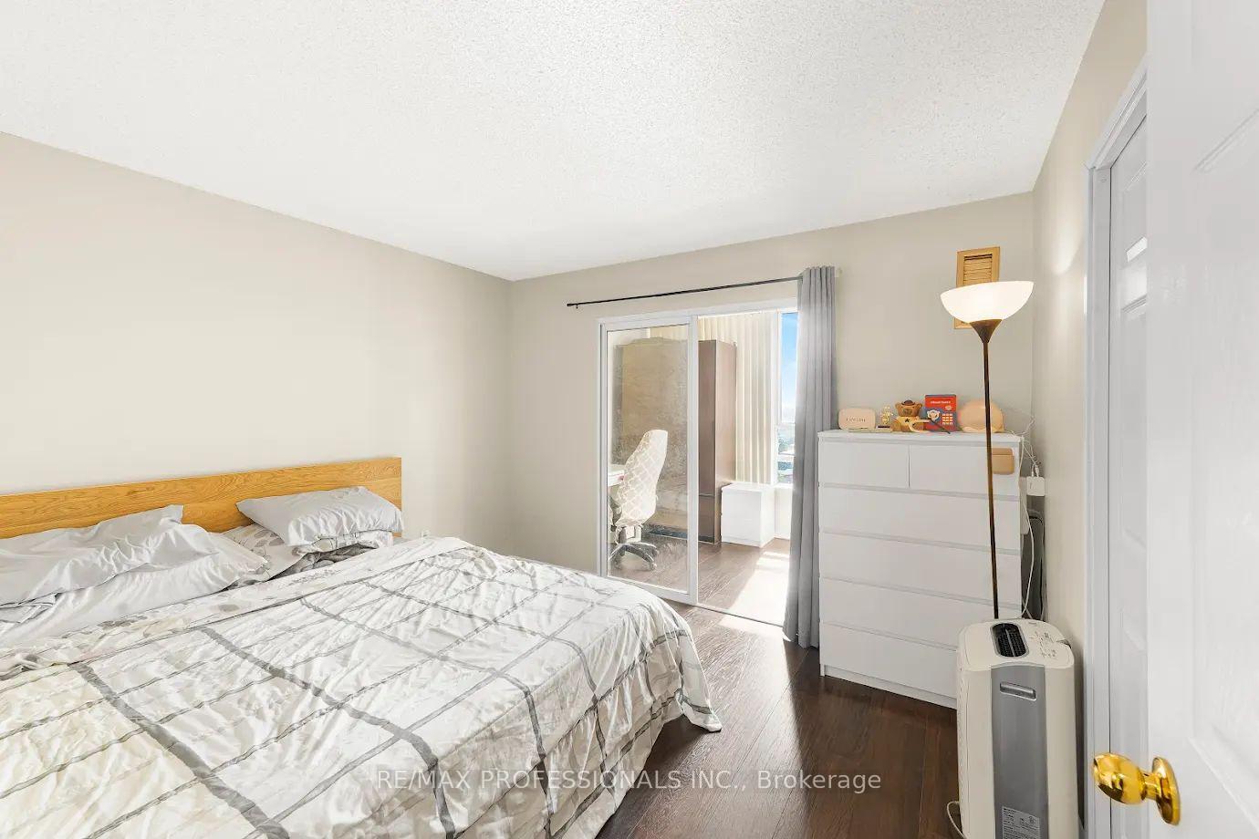 2 Bedrooms Condo at 50 Kingsbridge Garden, Mississauga For sale