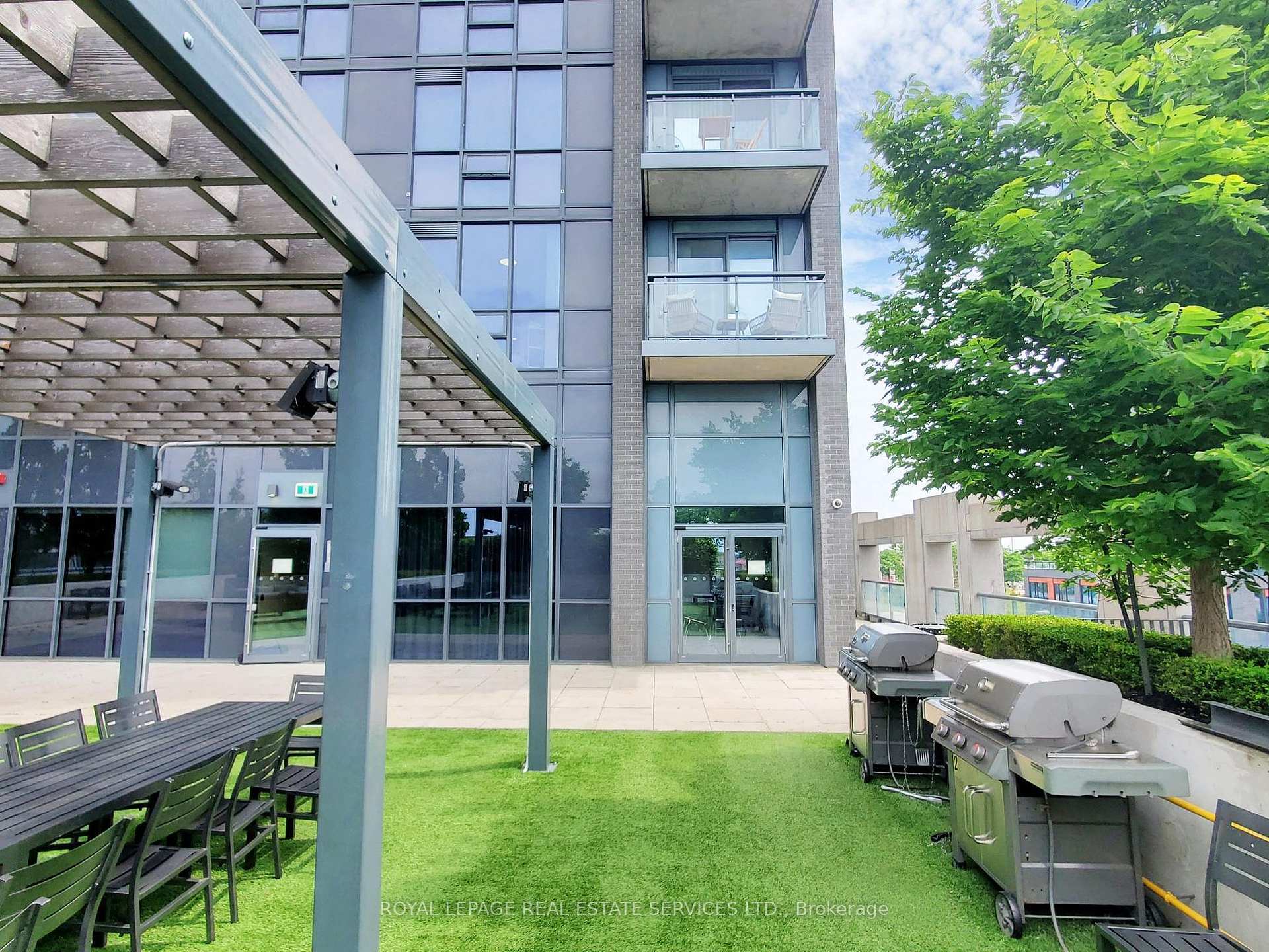 3 Bedrooms Condo at 5025 Four Springs, Mississauga For sale