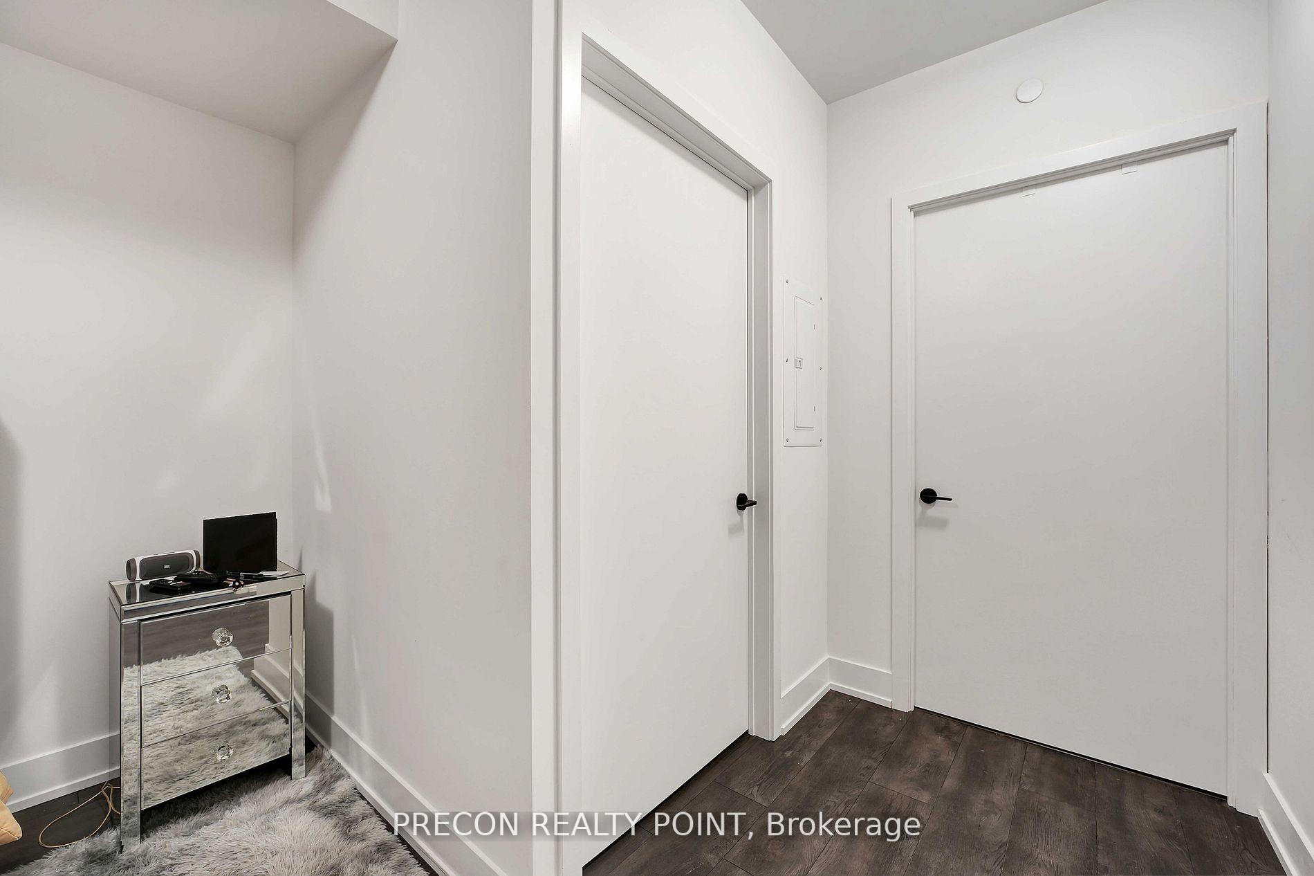 2 Bedrooms Condo at 2450 Old Bronte, Oakville For sale
