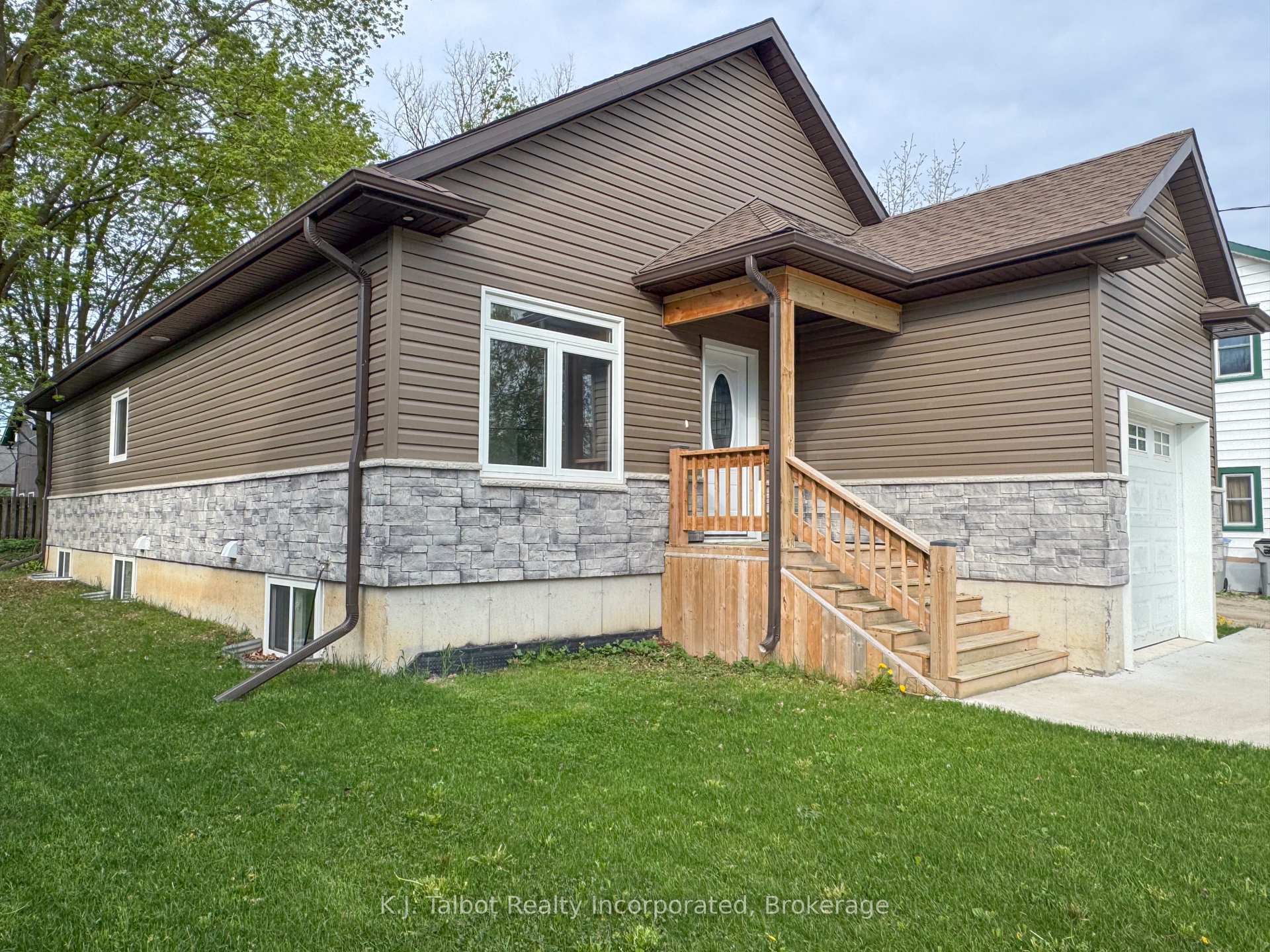52 Queen Street, Huron East, ON N0G 1H0