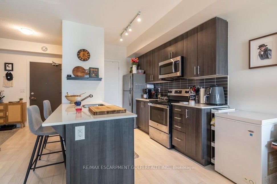 550 North Service Road, #404